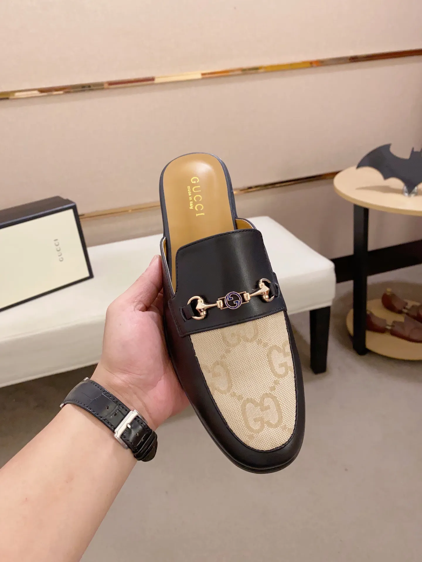 Men's shoes 💰: 380💰 (Gucci). The latest trendy shoes, casual Baotou mops, popular in physical stores, sizes 38-44. New and comfortable, imported custom-made original cowhide, with unique sequin element design. With sheepskin lining, original bottom, high-end packaging and high quality💪Details determine the quality, you can enter and leave the counter at will, welcome to compare!